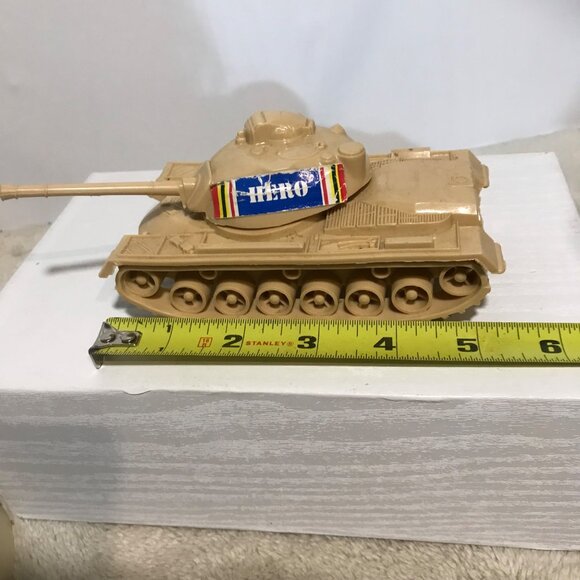 Set Of 3 Military Tanks & 1 Army Ambulance 1:72 Scale Toy Models Tan Plastic - Picture 10 of 16